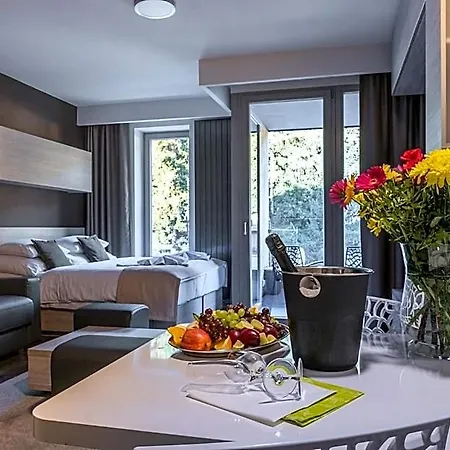 Apartmanhotel Pecr Deep 4*